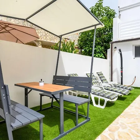 In Pore With Private Pool And Porec