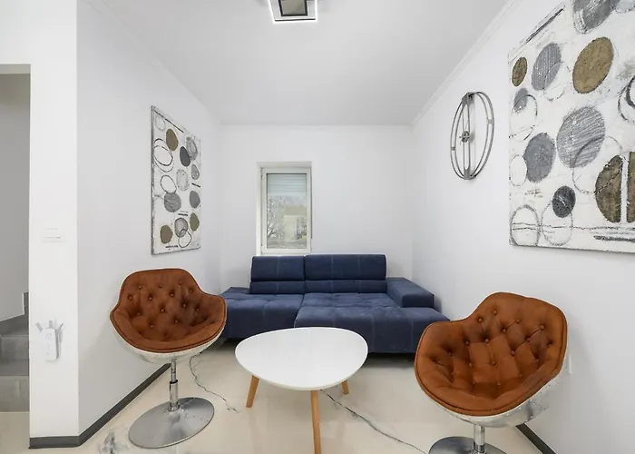 In Pore With Private Pool And Apartment Porec