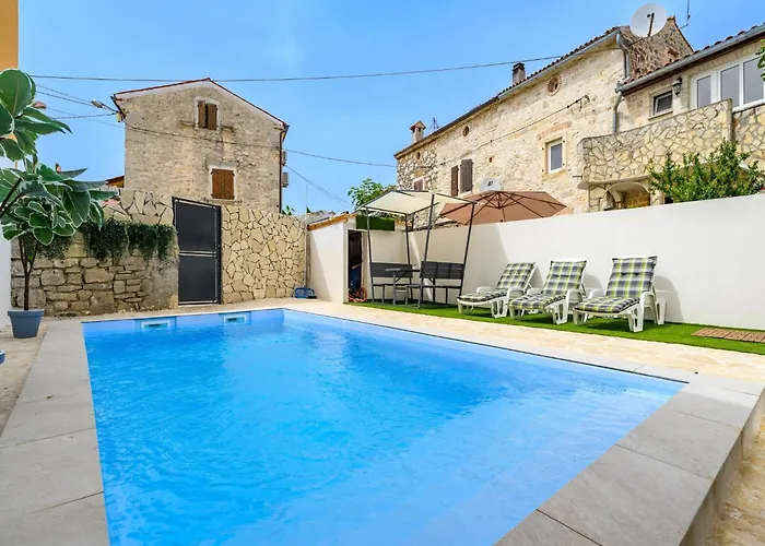 Apartment In Pore With Private Pool And Porec