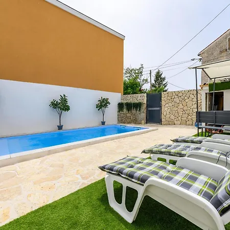 In Pore With Private Pool And Daire *